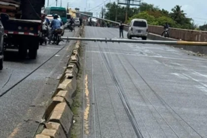 Caos en el puente de la 17 por caída de postes de luz
