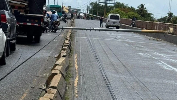 Caos en el puente de la 17 por caída de postes de luz